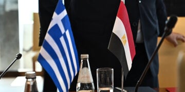 Οι σημαίες της Ελλάδας και της Αιγύπτου κατά τη διάρκεια συνάντησης στο ελληνικό υπουργείο Εξωτερικών (φωτ.: EUROKINISSI / Κώστας Τζούμας)