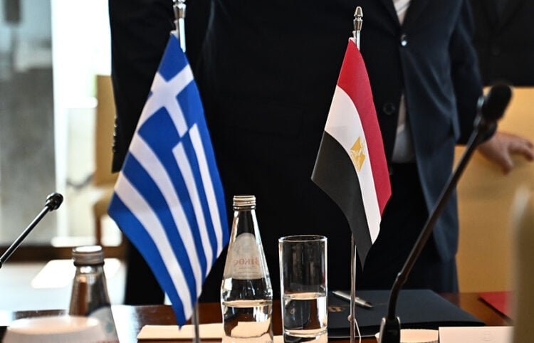 Οι σημαίες της Ελλάδας και της Αιγύπτου κατά τη διάρκεια συνάντησης στο ελληνικό υπουργείο Εξωτερικών (φωτ.: EUROKINISSI / Κώστας Τζούμας)