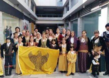 Μικρά και μεγάλα μέλη της Ένωσης Ποντίων Φθιώτιδας  (φωτ.: Facebook / Ένωση Ποντίων Φθιώτιδος)