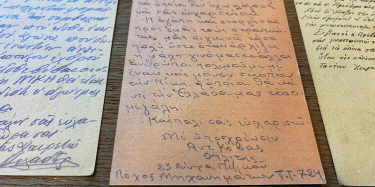 Επιστολές που εστάλησαν από το μέτωπο και σήμερα φυλάσσονται στη βιβλιοθήκη της Εστίας Νέας Σμύρνης (φωτ.: Γεωργία Βορύλλα)