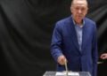 Ο Ρετζέπ Ταγίπ Ερντογάν ψηφίζει στην Κωνσταντινούπολη, στον δεύτερο γύρο των προεδρικών εκλογών, στις 28 Μαΐου 2023 (φωτ.: EPA / Murad Sezer / POOL)