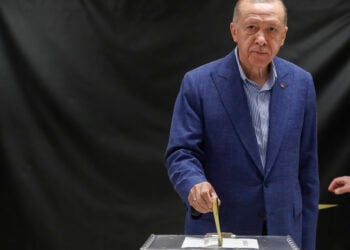 Ο Ρετζέπ Ταγίπ Ερντογάν ψηφίζει στην Κωνσταντινούπολη, στον δεύτερο γύρο των προεδρικών εκλογών, στις 28 Μαΐου 2023 (φωτ.: EPA / Murad Sezer / POOL)