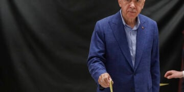 Ο Ρετζέπ Ταγίπ Ερντογάν ψηφίζει στην Κωνσταντινούπολη, στον δεύτερο γύρο των προεδρικών εκλογών, στις 28 Μαΐου 2023 (φωτ.: EPA / Murad Sezer / POOL)