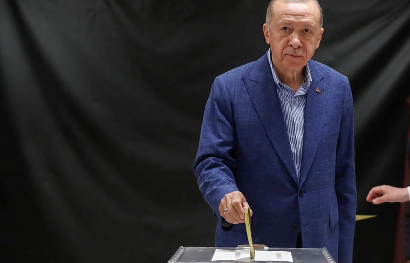 Ο Ρετζέπ Ταγίπ Ερντογάν ψηφίζει στην Κωνσταντινούπολη, στον δεύτερο γύρο των προεδρικών εκλογών, στις 28 Μαΐου 2023 (φωτ.: EPA / Murad Sezer / POOL)