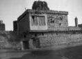 Αρμενικό σπίτι με σπασμένα παράθυρα στο Ερζερούμ, μετά τη σφαγή της 30ής Οκτωβρίου 1895. Η λήψη χρονολογείται περίπου την 1η Νοεμβρίου (φωτ.: συλλογή William Sachtleben / UCLA Library)