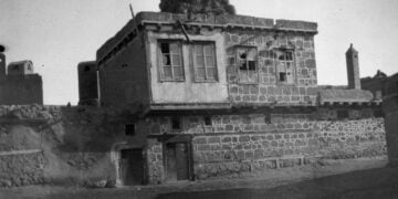 Αρμενικό σπίτι με σπασμένα παράθυρα στο Ερζερούμ, μετά τη σφαγή της 30ής Οκτωβρίου 1895. Η λήψη χρονολογείται περίπου την 1η Νοεμβρίου (φωτ.: συλλογή William Sachtleben / UCLA Library)