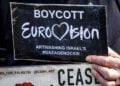 Διαμαρτυρία με αίτημα το μποϊκοτάζ της Eurovision λόγω της συμμετοχής του Ισραήλ, έξω από το AFAS Live στο Άμστερνταμ, στις 13 Απριλίου 2024 (φωτ.: EPA / Remko de Waal)