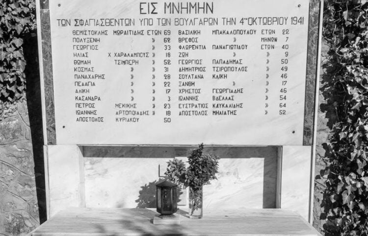 Το μνημείο για τη σφαγή των Φιλίππων, με τα ονόματα των θυμάτων (φωτ.: Δήμος Καβάλας / Κώστας Σαραϊδάρης)