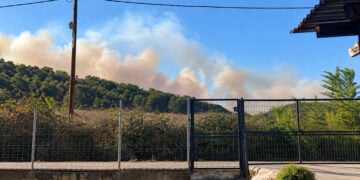 Καπνός από τη φωτιά που πέρασε από τη Βουλγαρία και καίει στο Σουφλί, Κυριακή 4 Οκτωβρίου 2026 (φωτ.: Facebook / Χριστίνα Αναστασοπούλου)