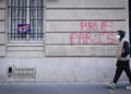Το σύνθημα «Κάψτε το Παρίσι» σε τοίχο της γαλλικής πρωτεύουσας, στη διάρκεια επεισοδίων μετά από μαθητική και συνδικαλιστική διαδήλωση για τις συνθήκες εκπαίδευσης, στις 13 Οκτωβρίου 2026 (φωτ.: EPA / Firas Abdullah)