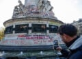 Γκράφιτι διαδηλωτών στο άγαλμα της Δημοκρατίας στο Παρίσι, μετά τις συγκρούσεις με την αστυνομία κατά τις πανεθνικές κινητοποιήσεις ενάντια στην ακρίβεια, στις 18 Οκτωβρίου 2026 (φωτ.: EPA / Mohammed Badra)