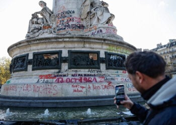 Γκράφιτι διαδηλωτών στο άγαλμα της Δημοκρατίας στο Παρίσι, μετά τις συγκρούσεις με την αστυνομία κατά τις πανεθνικές κινητοποιήσεις ενάντια στην ακρίβεια, στις 18 Οκτωβρίου 2026 (φωτ.: EPA / Mohammed Badra)