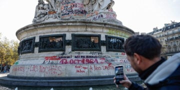 Γκράφιτι διαδηλωτών στο άγαλμα της Δημοκρατίας στο Παρίσι, μετά τις συγκρούσεις με την αστυνομία κατά τις πανεθνικές κινητοποιήσεις ενάντια στην ακρίβεια, στις 18 Οκτωβρίου 2026 (φωτ.: EPA / Mohammed Badra)