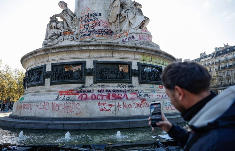 Γκράφιτι διαδηλωτών στο άγαλμα της Δημοκρατίας στο Παρίσι, μετά τις συγκρούσεις με την αστυνομία κατά τις πανεθνικές κινητοποιήσεις ενάντια στην ακρίβεια, στις 18 Οκτωβρίου 2026 (φωτ.: EPA / Mohammed Badra)