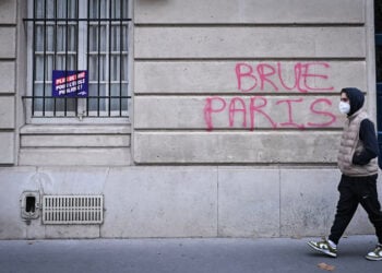 Το σύνθημα «Κάψτε το Παρίσι» σε τοίχο της γαλλικής πρωτεύουσας, στη διάρκεια επεισοδίων μετά από μαθητική και συνδικαλιστική διαδήλωση για τις συνθήκες εκπαίδευσης, στις 13 Οκτωβρίου 2026 (φωτ.: EPA / Firas Abdullah)