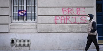 Το σύνθημα «Κάψτε το Παρίσι» σε τοίχο της γαλλικής πρωτεύουσας, στη διάρκεια επεισοδίων μετά από μαθητική και συνδικαλιστική διαδήλωση για τις συνθήκες εκπαίδευσης, στις 13 Οκτωβρίου 2026 (φωτ.: EPA / Firas Abdullah)