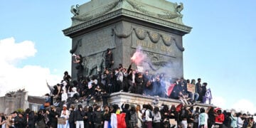 Νεαροί διαδηλωτές στην πλατεία της Βαστίλλης, 8 Οκτωβρίου 2026 (φωτ.: EPA / Firas Abdullah)