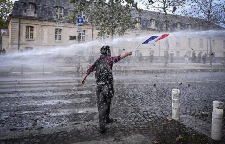 Διαδηλωτής απέναντι σε «Αύρα» κατά τη διάρκεια μαθητικής και συνδικαλιστικής  κινητοποίησης στο Παρίσι, για τις συνθήκες στα σχολεία. 13 Οκτωβρίου 2026 (φωτ.: EPA / Firas Abdullah)