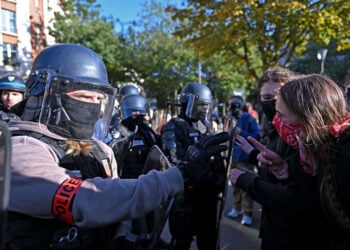 Μαθητές και μαθήτριες διαπληκτίζονται με αστυνομικούς έξω από το λύκειο «Ελέν Μπουσέ» στο Παρίσι. 8 Οκτωβρίου 2026 (φωτ.: EPA / Firas Abdullah)