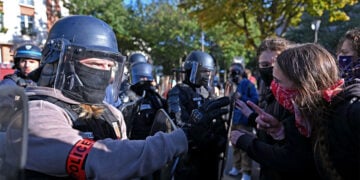 Μαθητές και μαθήτριες διαπληκτίζονται με αστυνομικούς έξω από το λύκειο «Ελέν Μπουσέ» στο Παρίσι. 8 Οκτωβρίου 2026 (φωτ.: EPA / Firas Abdullah)
