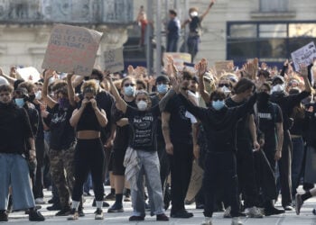 Μαθητές και μαθήτριες λυκείων μαζί με συνδικάτα εκπαιδευτικών στους δρόμους του Μονπελιέ της νότιας Γαλλίας. Τρίτη 6 Οκτωβρίου 2026 (φωτ.: EPA / Guillaume Horcajuelo)