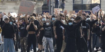 Μαθητές και μαθήτριες λυκείων μαζί με συνδικάτα εκπαιδευτικών στους δρόμους του Μονπελιέ της νότιας Γαλλίας. Τρίτη 6 Οκτωβρίου 2026 (φωτ.: EPA / Guillaume Horcajuelo)