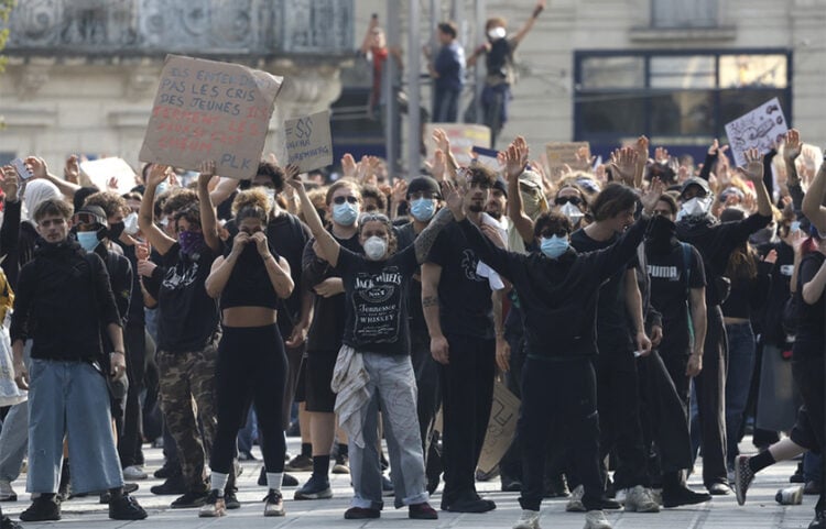 Μαθητές και μαθήτριες λυκείων μαζί με συνδικάτα εκπαιδευτικών στους δρόμους του Μονπελιέ της νότιας Γαλλίας. Τρίτη 6 Οκτωβρίου 2026 (φωτ.: EPA / Guillaume Horcajuelo)