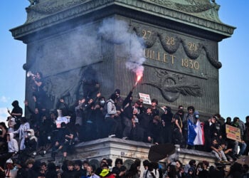 Μαθητές και μαθήτριες στη πλατεία Βαστίλης στο Παρίσι, κατά τη διάρκεια κινητοποίησης. 8 Οκτωβρίου 2026 (φωτ.: EPA / Firas Abdullah)