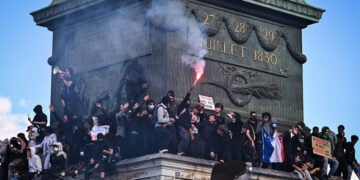Μαθητές και μαθήτριες στη πλατεία Βαστίλης στο Παρίσι, κατά τη διάρκεια κινητοποίησης. 8 Οκτωβρίου 2026 (φωτ.: EPA / Firas Abdullah)