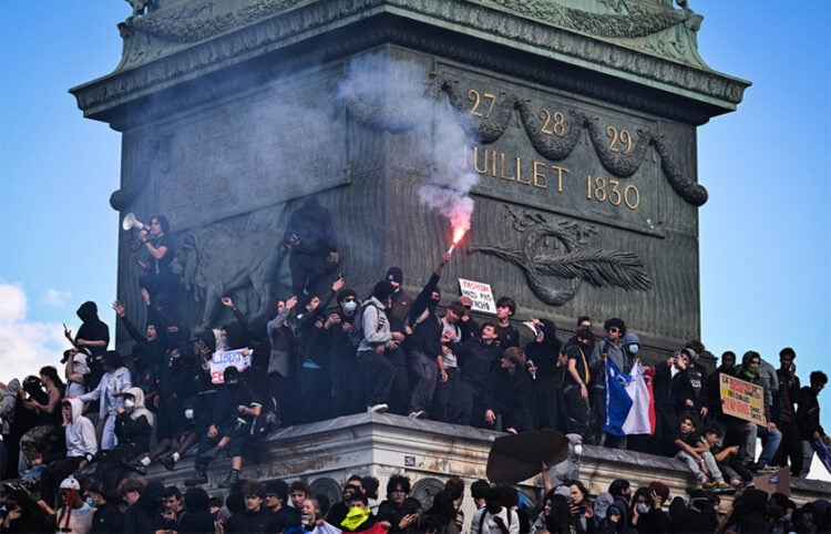 Μαθητές και μαθήτριες στη πλατεία Βαστίλης στο Παρίσι, κατά τη διάρκεια κινητοποίησης. 8 Οκτωβρίου 2026 (φωτ.: EPA / Firas Abdullah)