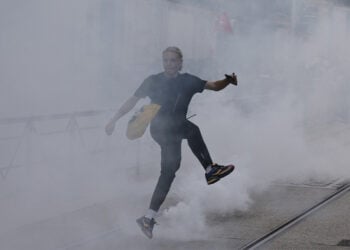Μαθητής λυκείου κλωτσά κάνιστρο δακρυγόνου κατά τη διάρκεια συγκρούσεων με αστυνομικές δυνάμεις, σε διαδήλωση για τις συνθήκες στην εκπαίδευση στο Μονπελιέ της νότιας Γαλλίας, στις 2 Οκτωβρίου 2026 (φωτ.: EPA / Guillaume Horcajuelo)