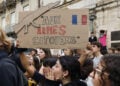 Μαθητές λυκείου αποκλείουν την είσοδο του σχολείου τους στο Μονπελιέ της νότιας Γαλλίας. Στο πλακάτ αναγράφεται το σύνθημα «Στα όπλα, πολίτες!», από τη Μασσαλιώτιδα. 5 Οκτωβρίου 2026 (φωτ.: EPA / Guillaume Horcajuelo)