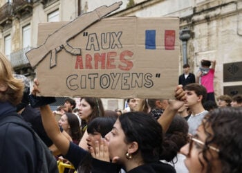 Μαθητές λυκείου αποκλείουν την είσοδο του σχολείου τους στο Μονπελιέ της νότιας Γαλλίας. Στο πλακάτ αναγράφεται το σύνθημα «Στα όπλα, πολίτες!», από τη Μασσαλιώτιδα. 5 Οκτωβρίου 2026 (φωτ.: EPA / Guillaume Horcajuelo)