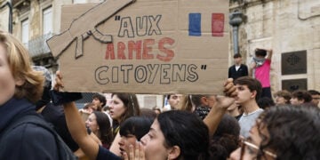 Μαθητές λυκείου αποκλείουν την είσοδο του σχολείου τους στο Μονπελιέ της νότιας Γαλλίας. Στο πλακάτ αναγράφεται το σύνθημα «Στα όπλα, πολίτες!», από τη Μασσαλιώτιδα. 5 Οκτωβρίου 2026 (φωτ.: EPA / Guillaume Horcajuelo)