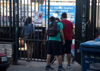Μαθητές στο σχολικό συγκρότημα της Γκράβας  
(φωτ.: EUROKINISSI / Αλέξανδρος Ζωντανός)