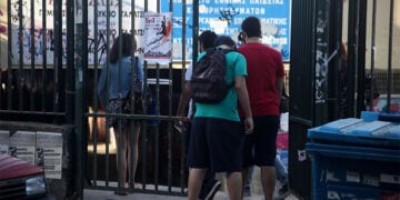 Μαθητές στο σχολικό συγκρότημα της Γκράβας
(φωτ.: EUROKINISSI / Αλέξανδρος Ζωντανός)