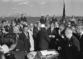 Ο πρόεδρος των ΗΠΑ Λίντον Μπ. Τζόνσον υπογράφει τον Immigration and Nationality Act, γνωστό ως νόμο Hart-Celler, στη βάση του Αγάλματος της Ελευθερίας, στις 3 Οκτωβρίου 1965. Διακρίνονται, μεταξύ άλλων, ο αντιπρόεδρος Χιούμπερτ Χάμφρεϊ και οι γερουσιαστές Ρόμπερτ και Έντουαρντ «Τεντ» Κένεντι (φωτ.: LBJ Library / Yoichi Okamoto)