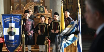 Στιγμιότυπο από τη σημερινή δοξολογία στην Παναγία Αχειροποίητο, με το λάβαρο της Πανεθνικής Οργανώσεως Μακεδονομάχων «Παύλος Μελάς» (πηγή: Περιφέρεια Κεντρικής Μακεδονίας)