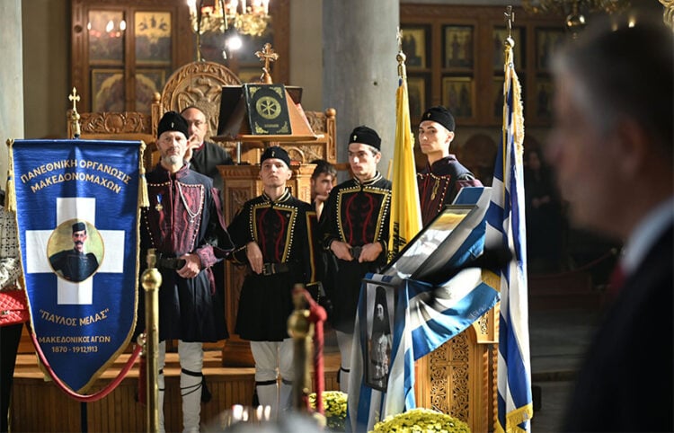 Στιγμιότυπο από τη σημερινή δοξολογία στην Παναγία Αχειροποίητο, με το λάβαρο της Πανεθνικής Οργανώσεως Μακεδονομάχων «Παύλος Μελάς» (πηγή: Περιφέρεια Κεντρικής Μακεδονίας)