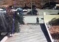 Ένοπλος καταγράφηκε από κάμερα ασφαλείας πριν ανοίξει πυρ στην εκκλησία του Αγ. Γεωργίου (στιγμιότυπο από βίντεο – πηγή: x.com)
