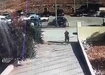 Ένοπλος καταγράφηκε από κάμερα ασφαλείας πριν ανοίξει πυρ στην εκκλησία του Αγ. Γεωργίου (στιγμιότυπο από βίντεο – πηγή: x.com)