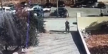 Ένοπλος καταγράφηκε από κάμερα ασφαλείας πριν ανοίξει πυρ στην εκκλησία του Αγ. Γεωργίου (στιγμιότυπο από βίντεο – πηγή: x.com)
