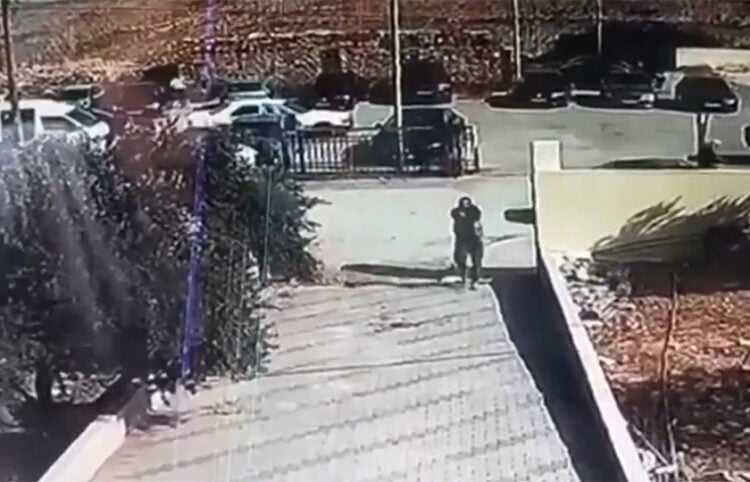 Ένοπλος καταγράφηκε από κάμερα ασφαλείας πριν ανοίξει πυρ στην εκκλησία του Αγ. Γεωργίου (στιγμιότυπο από βίντεο – πηγή: x.com)