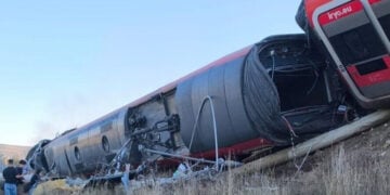 Εκτροχιασμένο βαγόνι μετά τη σύγκρουση ανάμεσα στις πόλεις Λος Γέμπενες και Ούρντα, στην επαρχία του Τολέδο. Τετάρτη 28 Οκτωβρίου 2026 (πηγή: La Tribuna de Toledo)