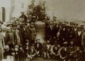 Πλήθος συγκεντρωμένο γύρω από την καμπάνα του Καρς, στον προαύλιο χώρο του ναού του Αγίου Γεωργίου στο Κιλκίς (φωτ.: Αρχείο Δημήτριου Νικοπολιτίδη / Ένωση Ποντίων Ν. Κιλκίς «Οι Αργοναύτες»)