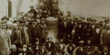 Πλήθος συγκεντρωμένο γύρω από την καμπάνα του Καρς, στον προαύλιο χώρο του ναού του Αγίου Γεωργίου στο Κιλκίς (φωτ.: Αρχείο Δημήτριου Νικοπολιτίδη / Ένωση Ποντίων Ν. Κιλκίς «Οι Αργοναύτες»)
