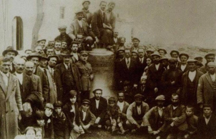 Πλήθος συγκεντρωμένο γύρω από την καμπάνα του Καρς, στον προαύλιο χώρο του ναού του Αγίου Γεωργίου στο Κιλκίς (φωτ.: Αρχείο Δημήτριου Νικοπολιτίδη / Ένωση Ποντίων Ν. Κιλκίς «Οι Αργοναύτες»)