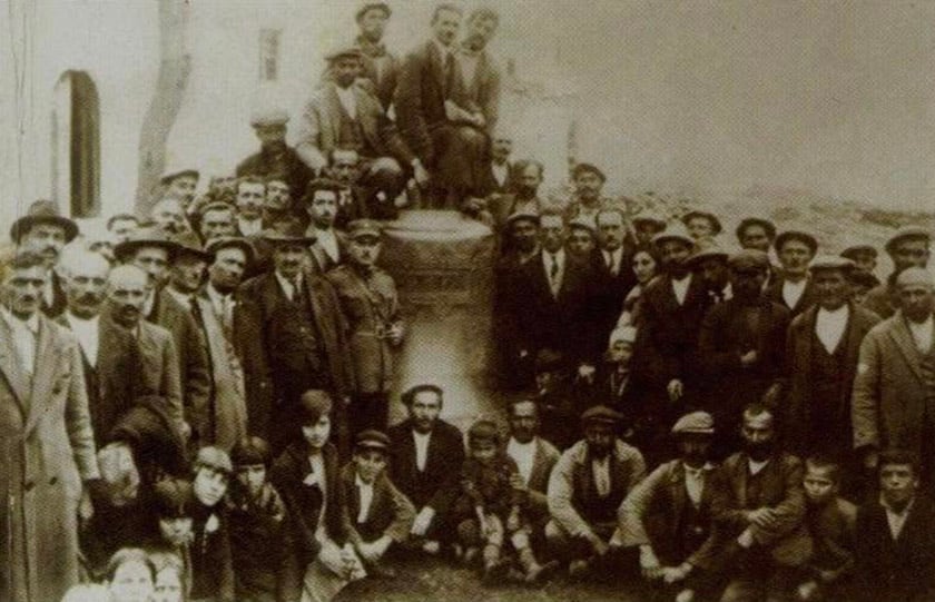 Πλήθος συγκεντρωμένο γύρω από την καμπάνα του Καρς, στον προαύλιο χώρο του ναού του Αγίου Γεωργίου στο Κιλκίς (φωτ.: Αρχείο Δημήτριου Νικοπολιτίδη / Ένωση Ποντίων Ν. Κιλκίς «Οι Αργοναύτες»)