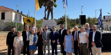 Στον ανδριάντα του Νίκου Καπετανίδη, στο Μητροπολιτικό Πάρκο Παύλου Μελά, στη Σταυρούπολη Θεσσαλονίκης. Κυριακή 4 Οκτωβρίου 2026 (φωτ.: Δήμος Παύλου Μελά)