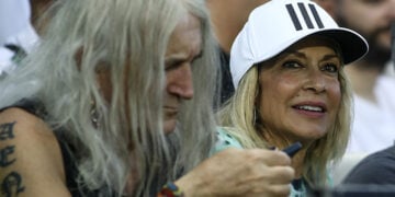 Νίκος Καρβέλας και Άννα Βίσσης στις εξέδρες του ΟΑΚΑ το 2022, για τον αγώνα Παναθηναϊκος - Σλάβια Πράγας για το Europa Conference League (φωτ.: EUROKINISSI / Θανάσης Δημόπουλος)